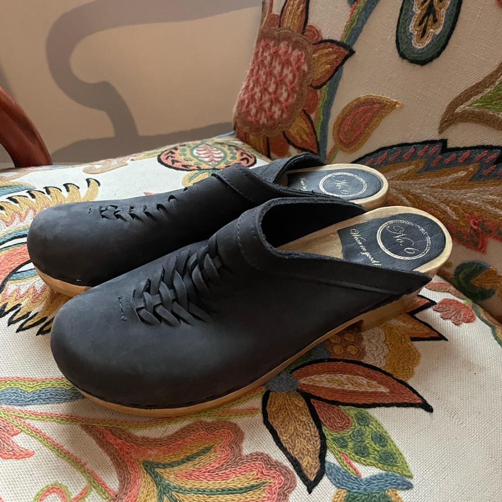 No 6 dark navy / charcoal clogs